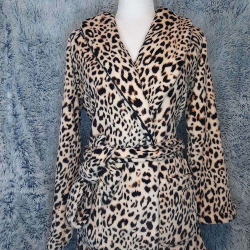 Victoria Secret Champagne Leopard Robe! - Picture 3 of 5